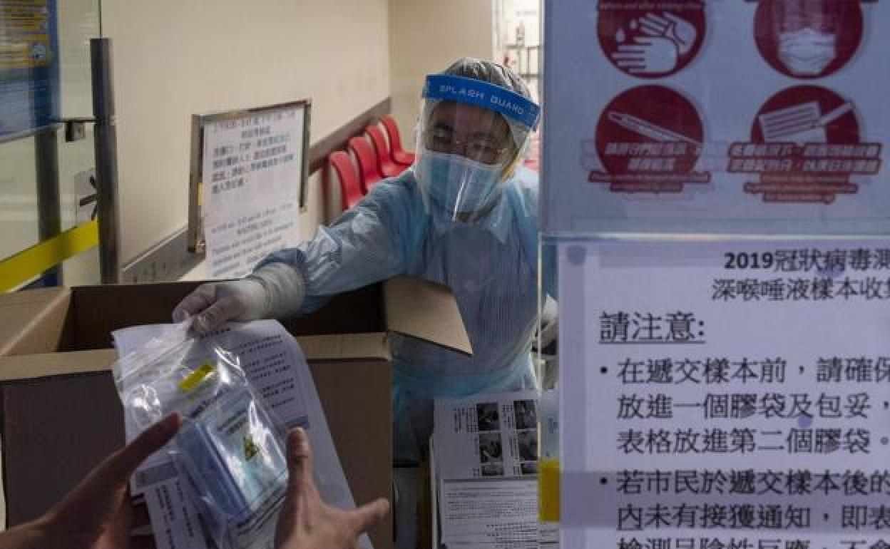 EL SISTEMA SANITARIO DE HONG KONG ESTÁ “DESBORDADO” POR LA QUINTA OLA DE COVID-19