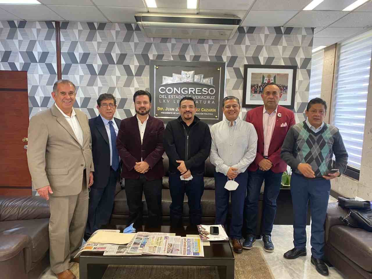 DIALOGAN DIPUTADOS Y ABOGADOS SOBRE ULTRAJES A LA AUTORIDAD