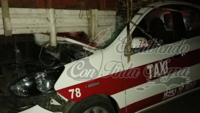 TAXI SE ESTAMPA CONTRA CAÑERO