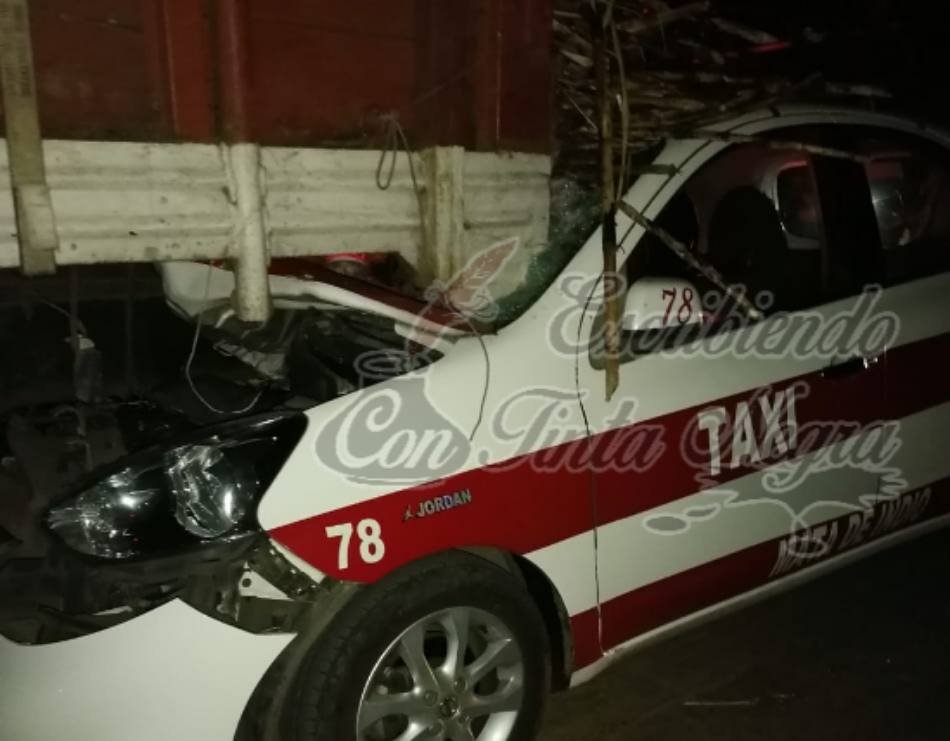 TAXI SE ESTAMPA CONTRA CAÑERO
