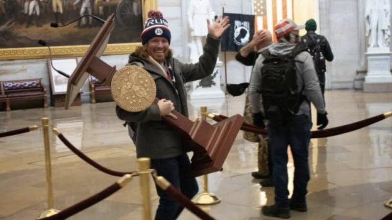 PIDEN 90 DÍAS DE CÁRCEL PARA SEGUIDOR DE TRUMP QUE SE FOTOGRAFIÓ CON ATRIL DE PELOSI EN EL CAPITOLIO