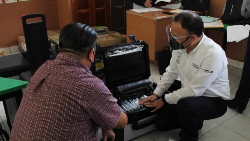 ENTREGAN MATERIAL DE ALFABETIZACIÓN Y TECNOLÓGICO A 68 ESCUELAS