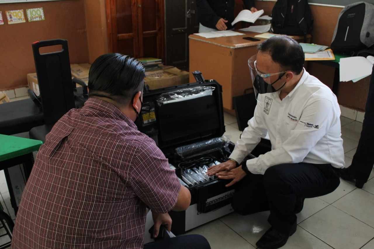 ENTREGAN MATERIAL DE ALFABETIZACIÓN Y TECNOLÓGICO A 68 ESCUELAS