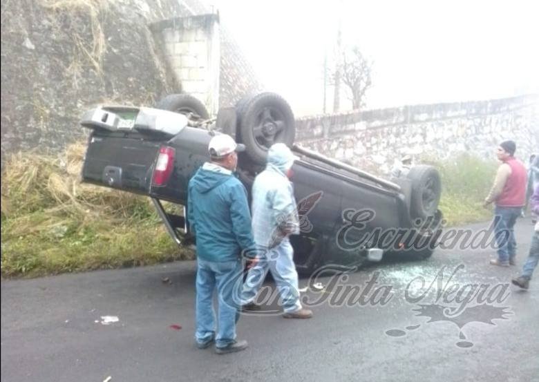 VUELCA CAMIONETA EN IXHUATLÁN