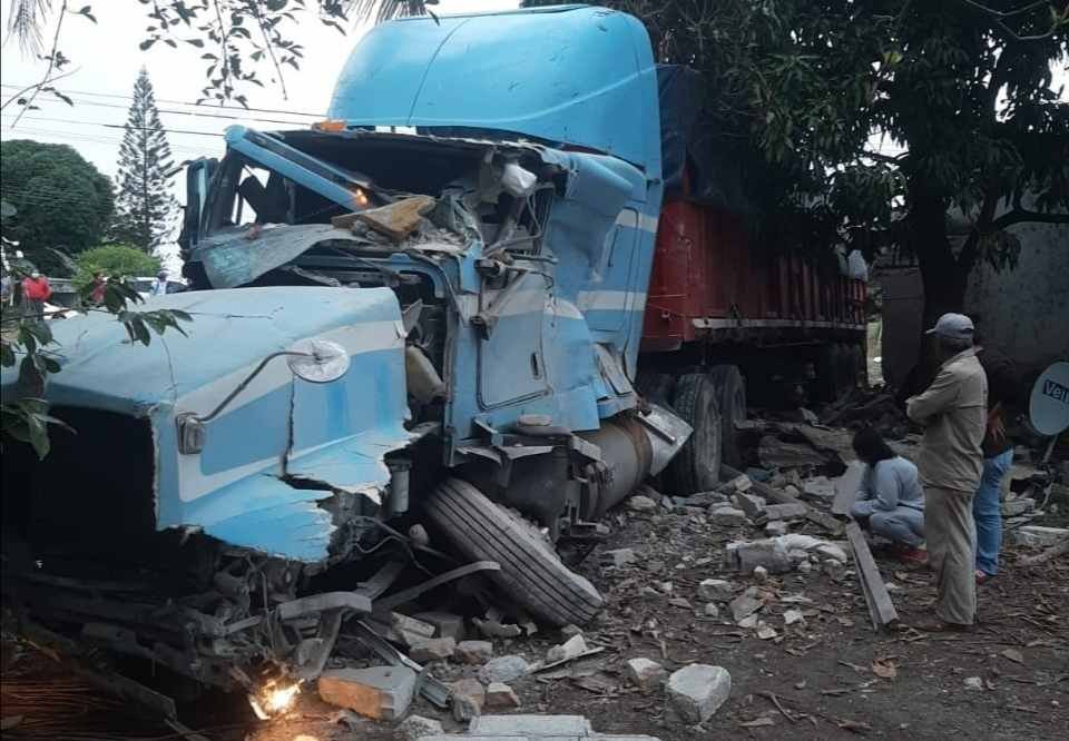 TRÁILER MATA A MADRE E HIJA