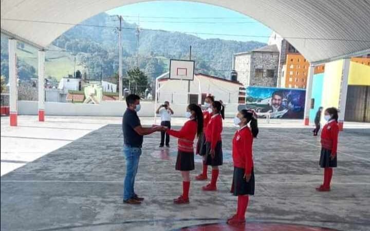 ENTREGAN BANDERAS A ESCUELAS DE ALPATLÁHUAC