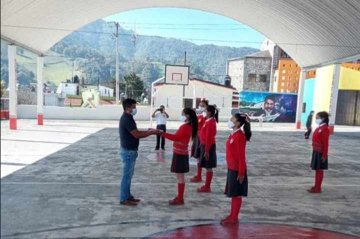 ENTREGAN BANDERAS A ESCUELAS DE ALPATLÁHUAC