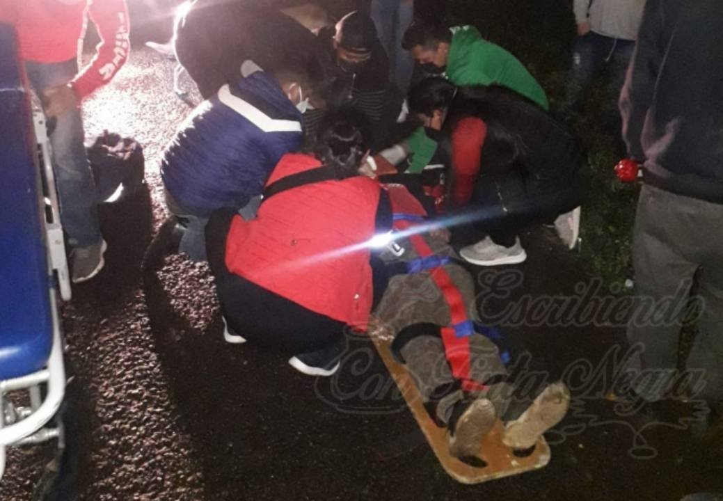 SE ACCIDENTA MOTOCICLISTA EN IXHUATLÁN