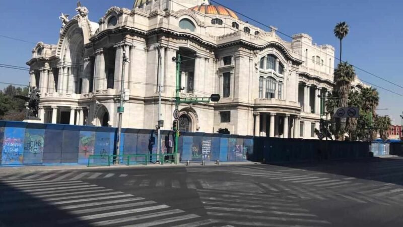 BLINDAN CON VALLAS EL CENTRO HISTÓRICO DE LA CIUDAD DE MÉXICO PREVIO AL 8M