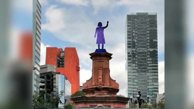 FEMINISTAS COLOCAN SILUETA DE MUJER DE ACERO EN LA GLORIETA DE LAS MUJERES QUE LUCHAN