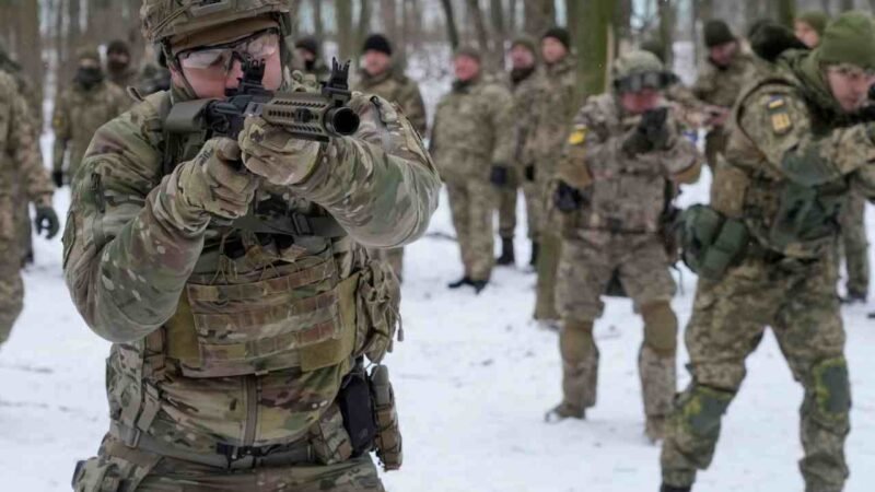 CASI 20 MIL EXTRANJEROS SE HAN ALISTADO PARA COMBATIR A LAS TROPAS RUSAS