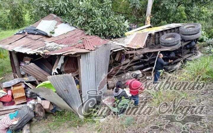 TRÁILER DESTROZA VIVIENDA; MUERE UNA NIÑA