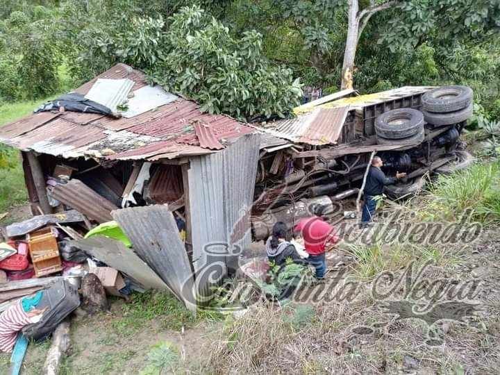 TRÁILER DESTROZA VIVIENDA; MUERE UNA NIÑA