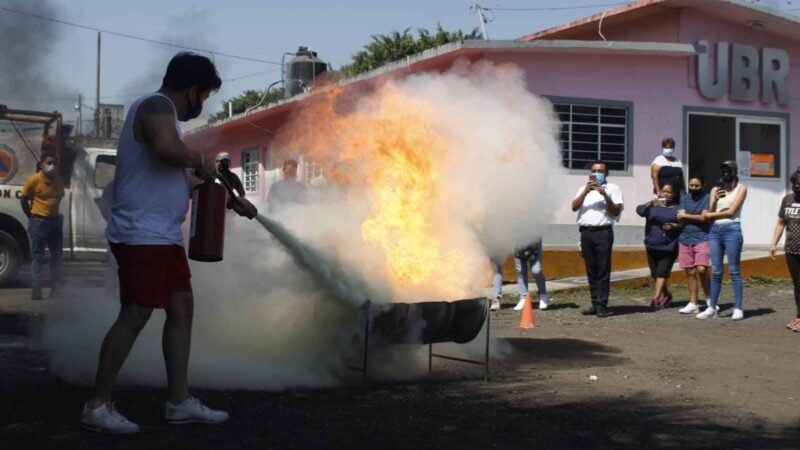 AYUNTAMIENTO DE ATOYAC CAPACITA A COMERCIANTES EN USO Y MANEJO DE EXTINTORES