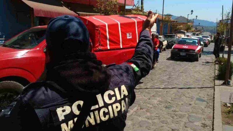 VIGILAN Y CONTROLAN FLUJO VEHICULAR EN COSCOMATEPEC