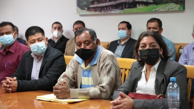 ENTREGAN NOMBRAMIENTOS A MAESTROS DE MISIONES CULTURALES