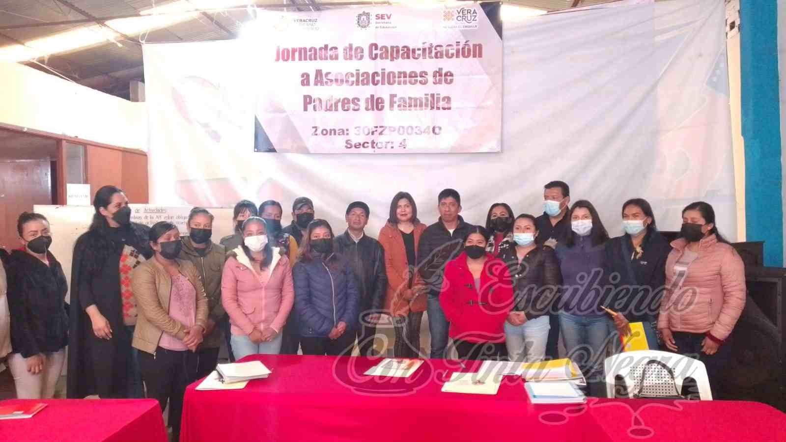 SE CAPACITAN SOCIEDADES DE PADRES DE FAMILIA