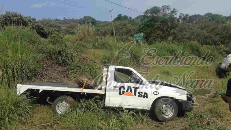 SE SALE CAMIONETA DE LA CARRETERA