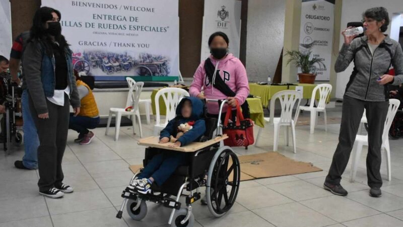 RECIBEN NIÑOS FORTINENSES SILLAS DE RUEDAS ADAPTADAS