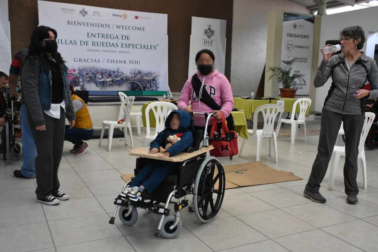 RECIBEN NIÑOS FORTINENSES SILLAS DE RUEDAS ADAPTADAS