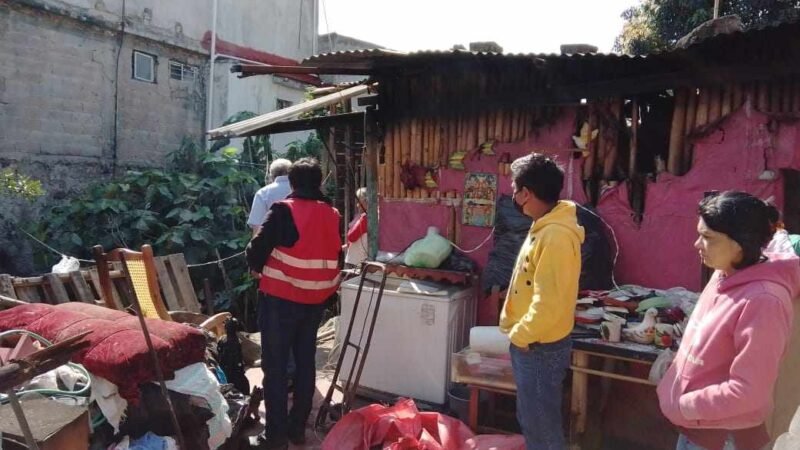 RESPALDAN AUTORIDADES A FAMILIA QUE PERDIÓ TODO EN INCENDIO