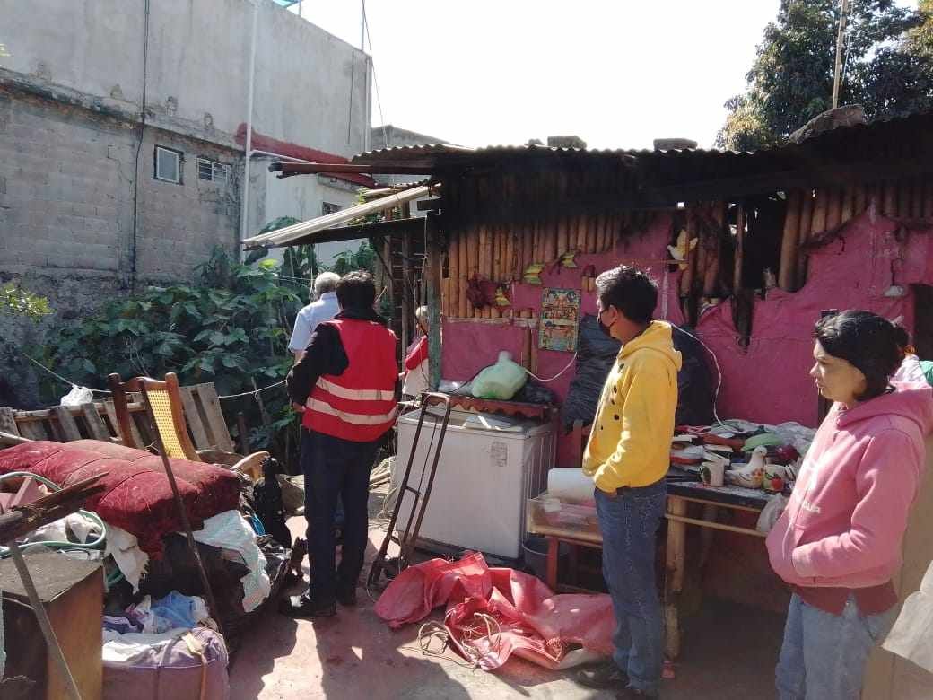 RESPALDAN AUTORIDADES A FAMILIA QUE PERDIÓ TODO EN INCENDIO