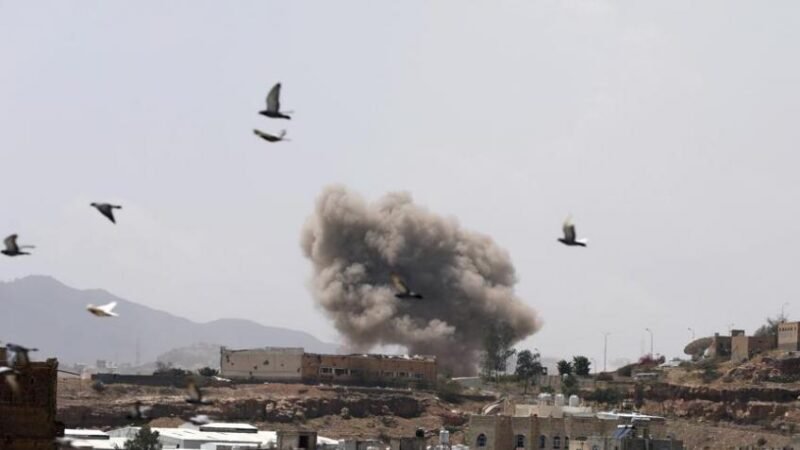 ARABIA SAUDITA BOMBARDEA YEMEN