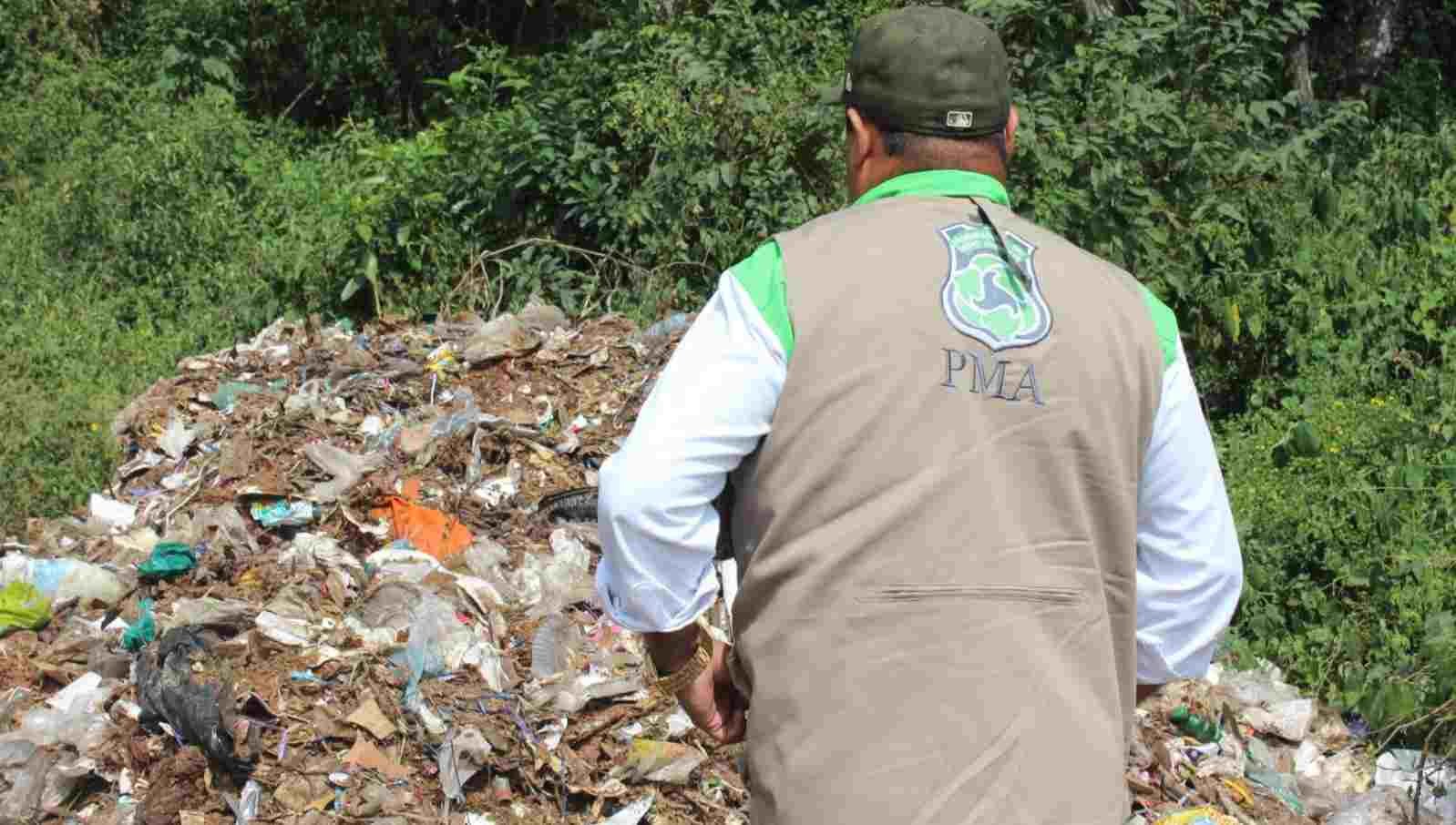 CLAUSURAN AUTORIDADES BASURERO CLANDESTINO EN ATOYAC