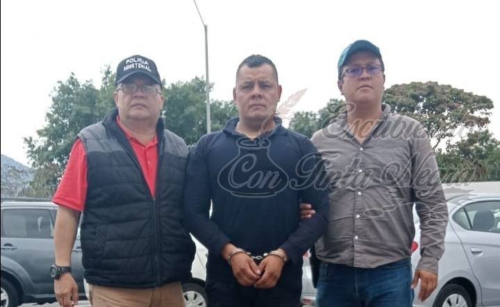 POLICÍA ATACA A SU ESPOSA A MARTILLAZOS