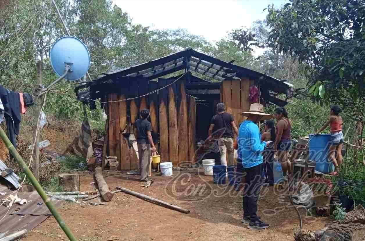 SE INCENDIA VIVIENDA EN IXHUATLÁN