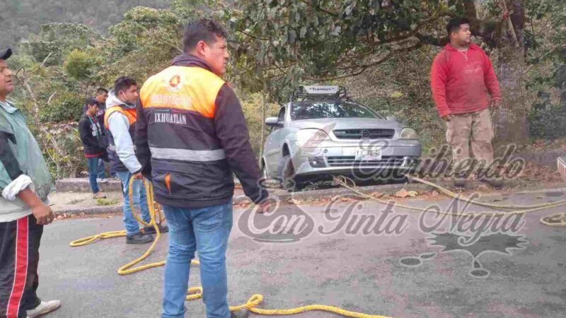 SE SALE AUTO DE LA CARRETERA