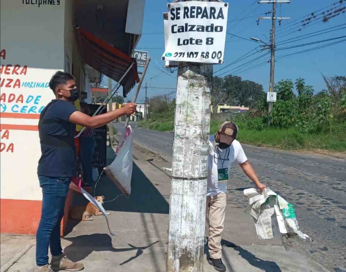 RECOLECTAN 1 TONELADA TRAS RETIRO DE PUBLICIDAD EN POSTES