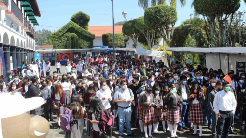 PARTICIPAN ESTUDIANTES EN FERIA PROFESIOGRÁFICA