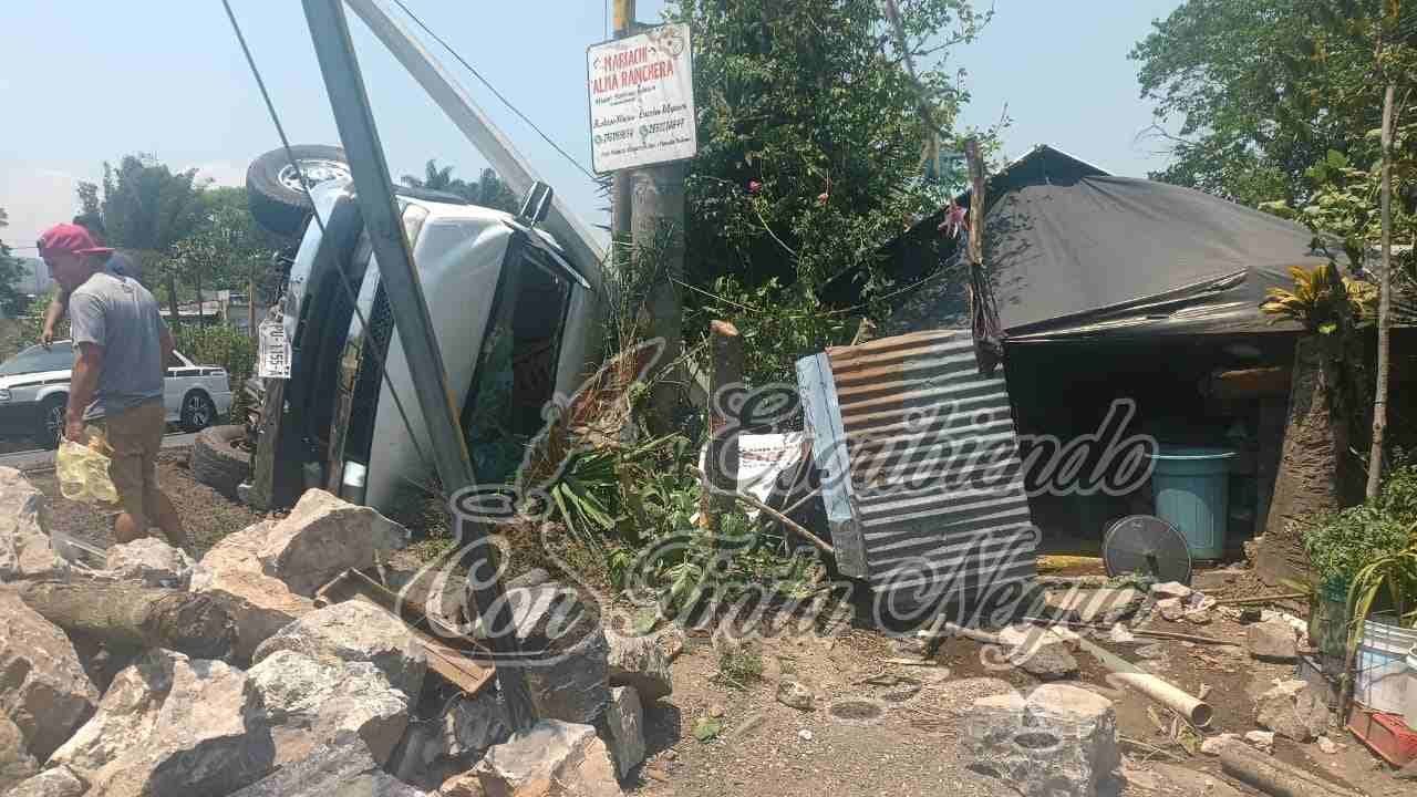 VUELCA CAMIONETA EN CHOCAMÁN