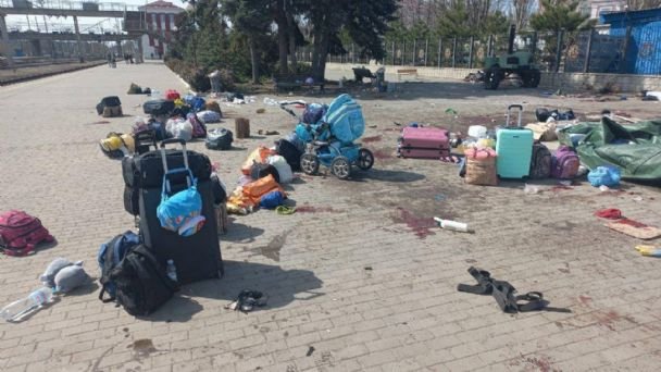 AL MENOS 50 PERSONAS MUERTAS DEJÓ ATAQUE RUSO EN LA ESTACIÓN DE TREN EN KRAMATORSK, UCRANIA