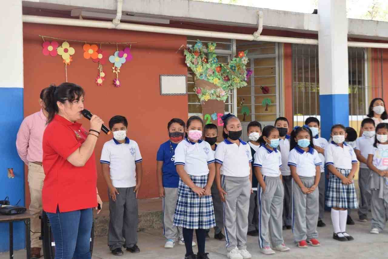 ENTREGAN APOYO A ESCUELA PRIMARIA