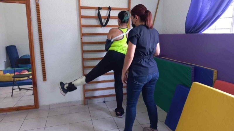 FISIOTERAPIA, DE LOS SERVICIOS MÁS SOLICITADOS EN LA UBR DEL DIF DE ATOYAC