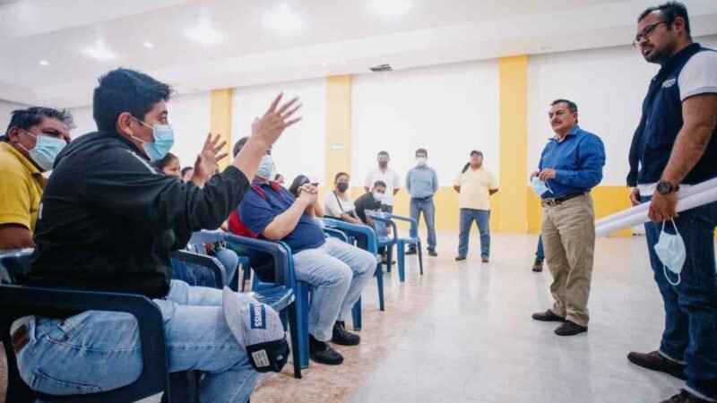 SE REÚNE ALCALDE CON VENDEDORES DE COSCOMATEPEC