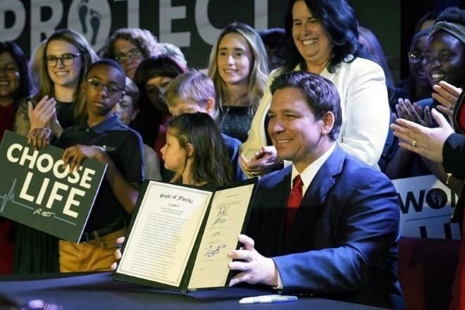 GOBERNADOR DE FLORIDA FIRMA LEY QUE RESTRINGE EL ABORTO