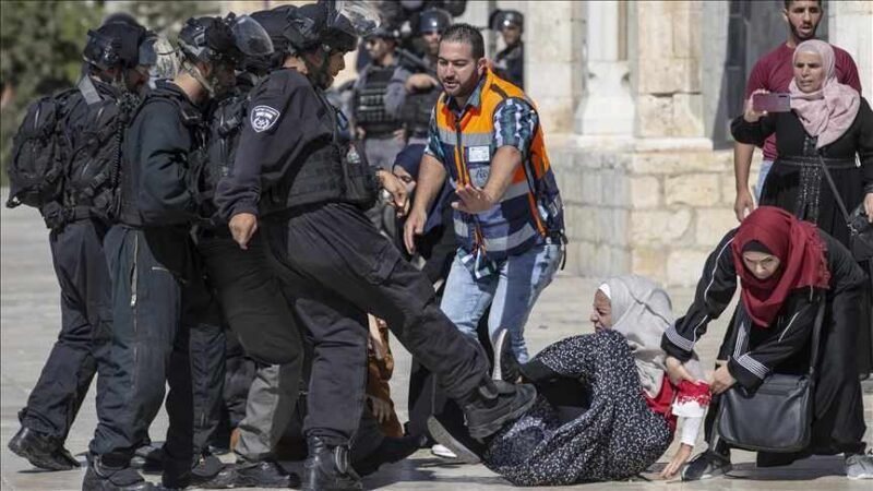 POLICÍA DE ISRAEL Y PALESTINOS SE ENFRENTAN EN MEZQUITA