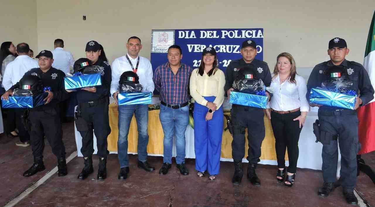 CELEBRAN A POLICÍAS EN TENAMPA