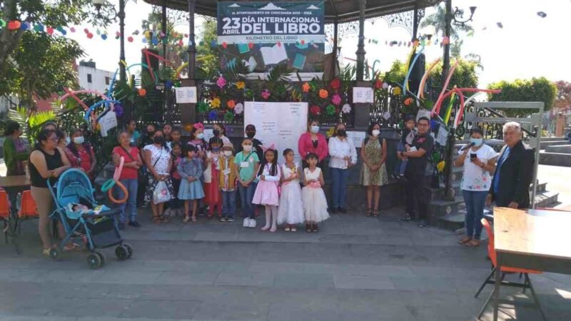 REALIZAN KILÓMETRO DEL LIBRO EN CHOCAMÁN