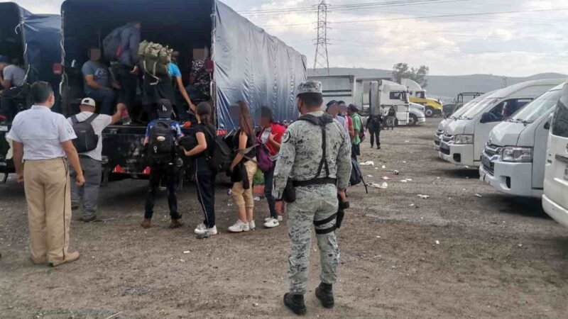 LOCALIZAN A 330 MIGRANTES Y DETIENEN A 19 TRAFICANTES EN AUTOPISTA PUEBLA – ORIZABA