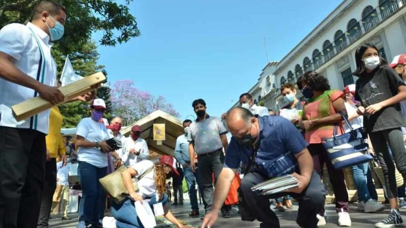 RECOLECTA SEV LIBROS PARA FOMENTAR LA LECTURA EN LA COMUNIDAD EDUCATIVA