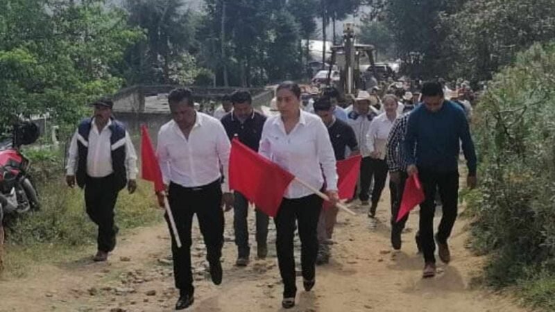 DAN BANDERAZO DE PAVIMENTACIÓN EN EL TERRERO