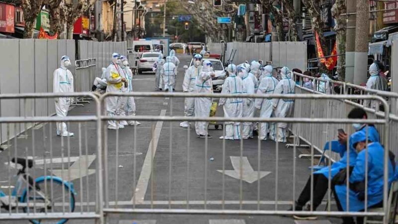 “ENJAULAN” A RESIDENTES EN SHANGHÁI PARA FRENAR CONTAGIOS POR COVID-19