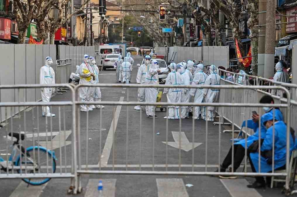 “ENJAULAN” A RESIDENTES EN SHANGHÁI PARA FRENAR CONTAGIOS POR COVID-19