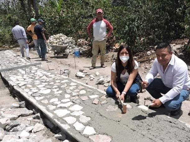 COLOCA ALCALDESA PRIMERA PIEDRA DE REHABILITACIÓN DE CALLE