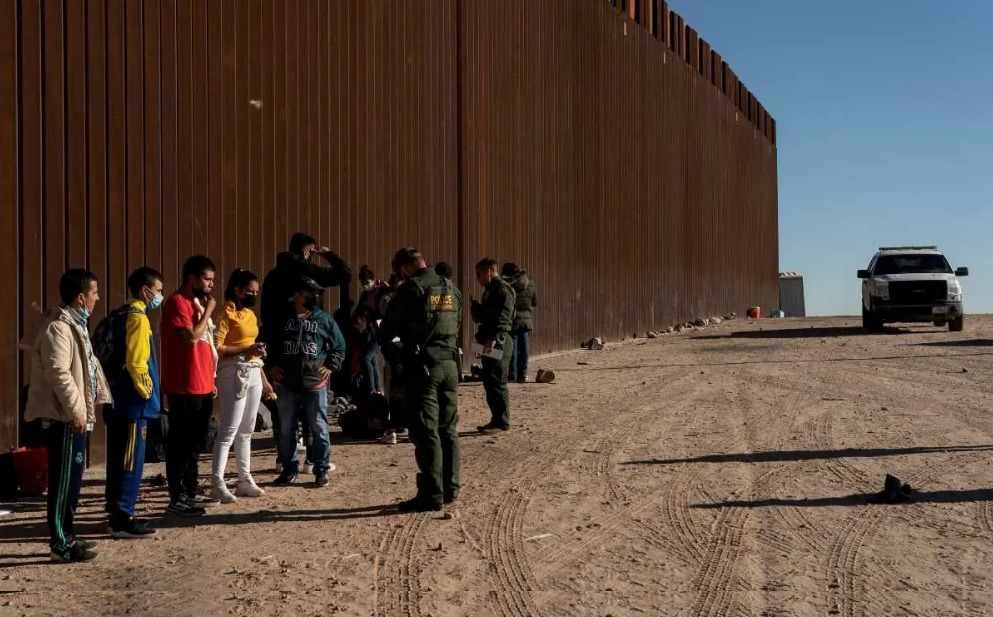 GOBERNADOR DE TEXAS AMENAZA CON DECLARAR UNA “INVASIÓN” ANTE AUMENTO DE MIGRANTES