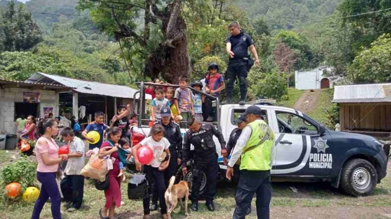 POLICÍAS ENTREGAN PRESENTES A NIÑOS DE CHOCAMÁN